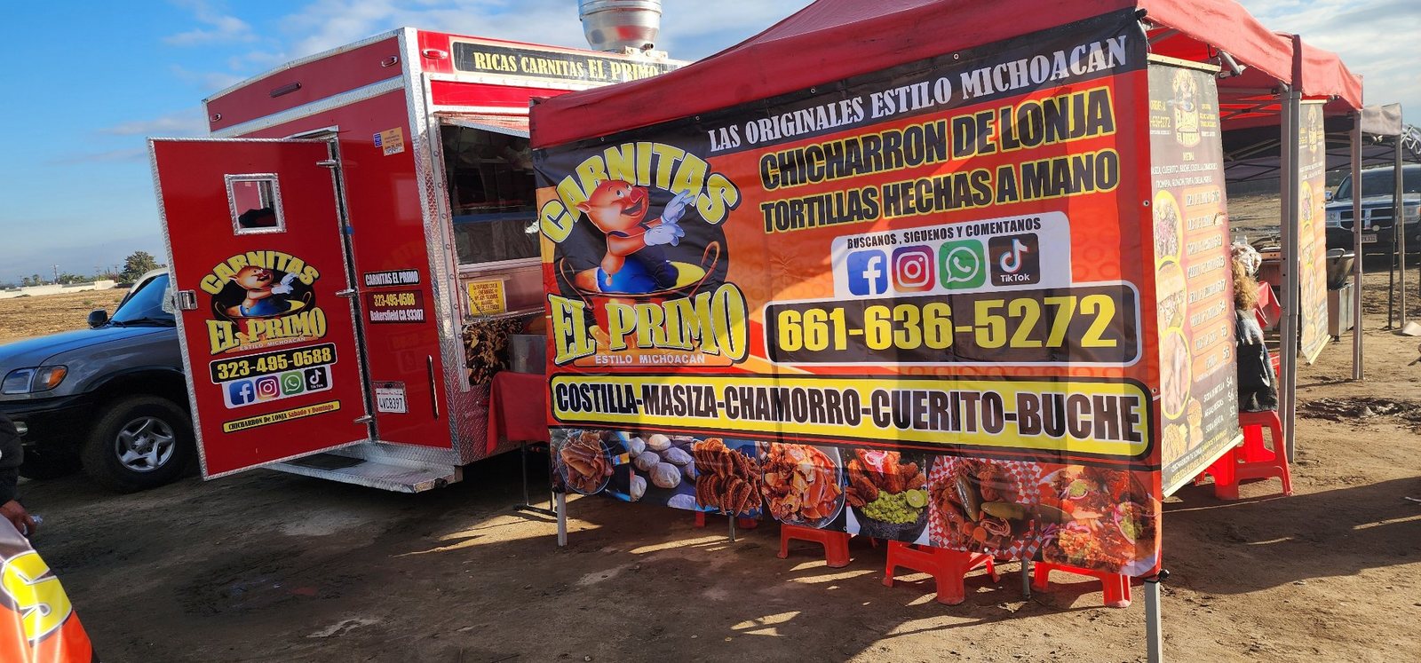 Tráiler de comida con gráficos y menú impreso