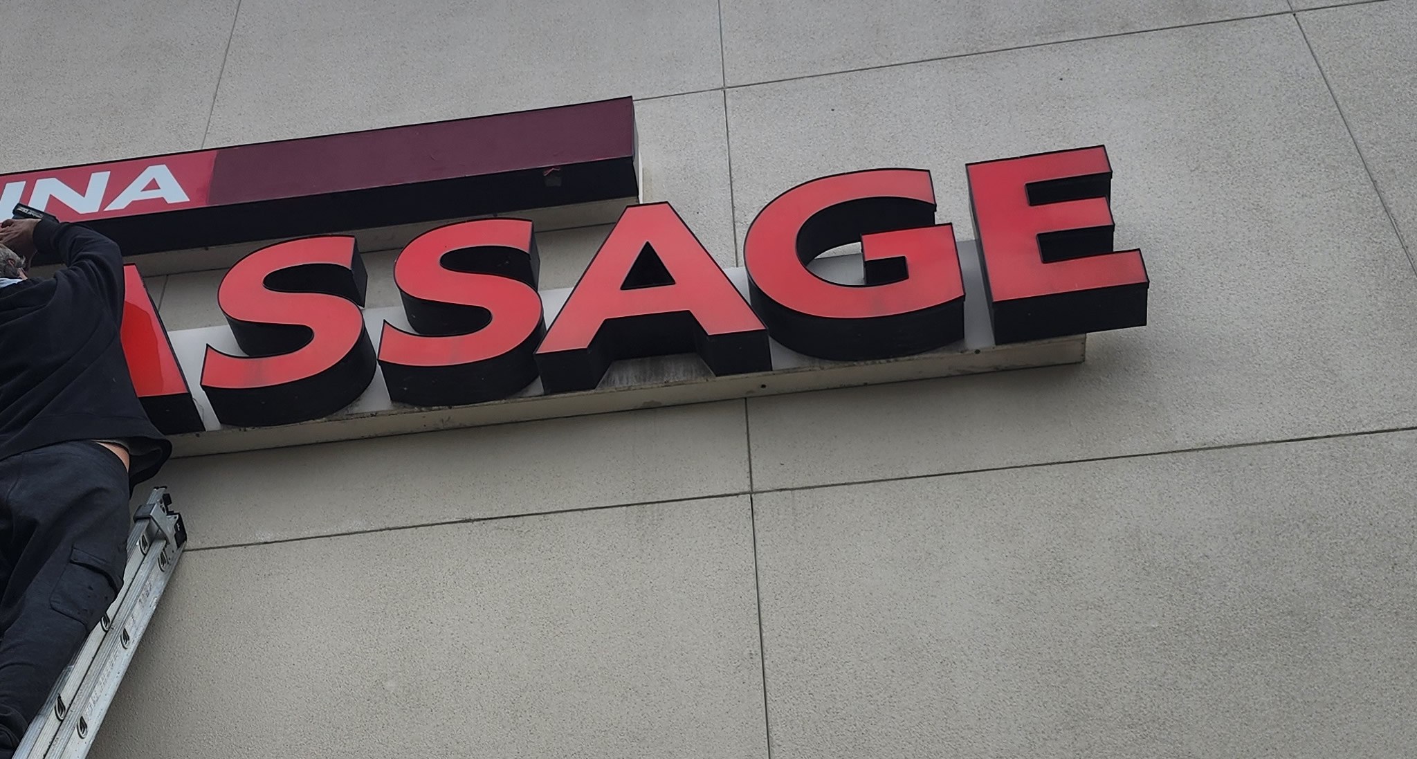 Instalación de letras de canal