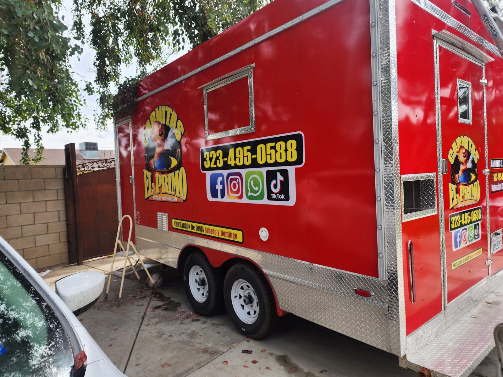 Tráiler de comida rotulado